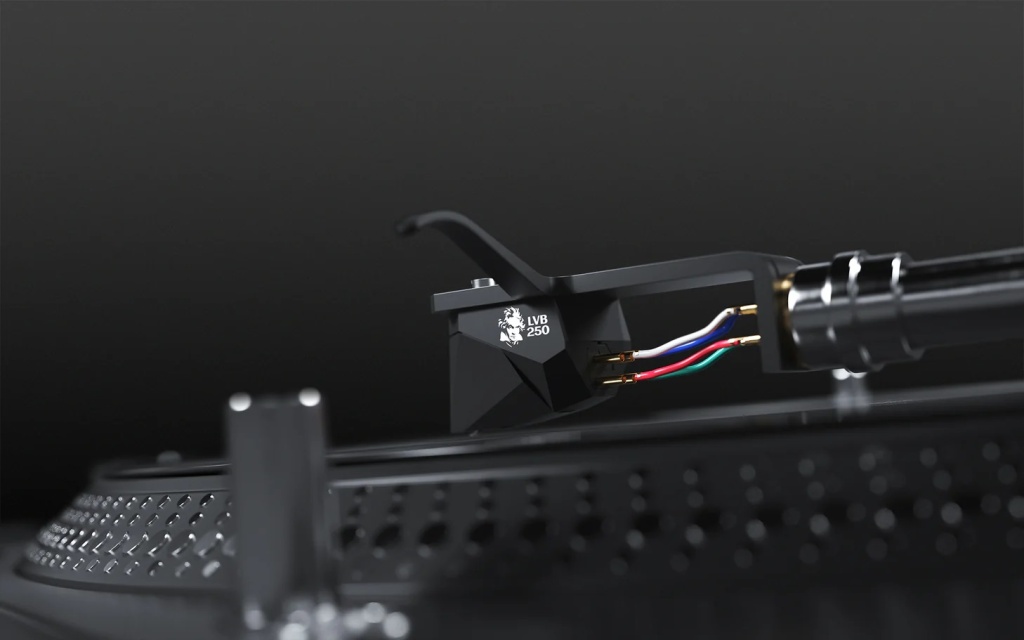 2M-Black-LVB-250_on_the_fly_05.jpg