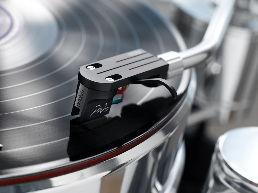 MC_Windfeld_Ti_on_the_tonearm.jpg