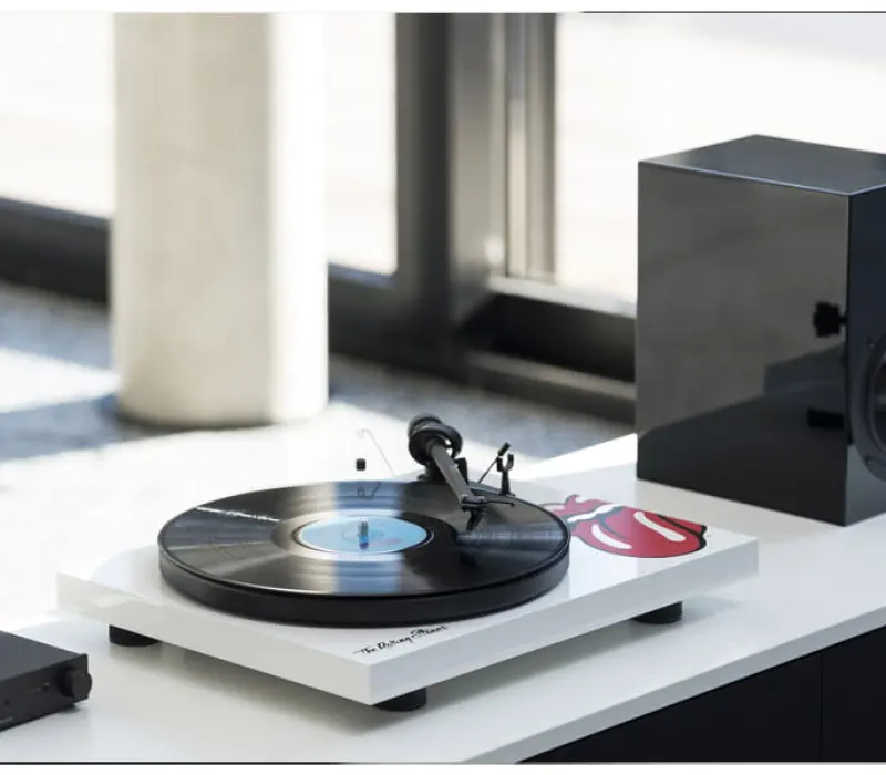 PRO-JECT Проигрыватель пластинок Debut III Rolling Stones OM10 БЕЛЫЙ EAN:9120082380577, Kinodrive.kz &mdash; фото 3