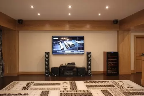 Домашнее караоке, кинозал и интерактивный гольф на базе Optoma, AUDAC и Polk Audio