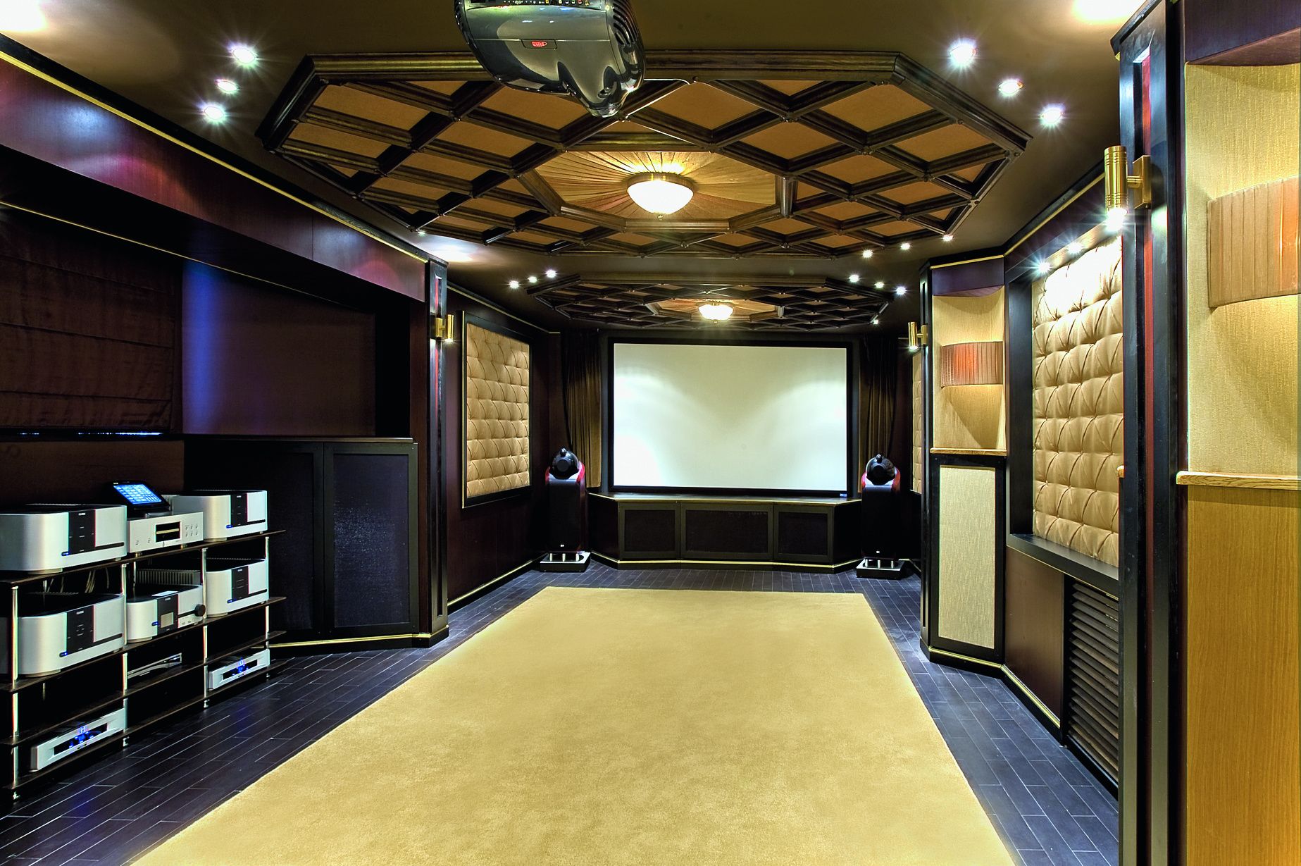 Как выбрать и установить акустические панели для улучшения звука в домашнем кинотеатре?