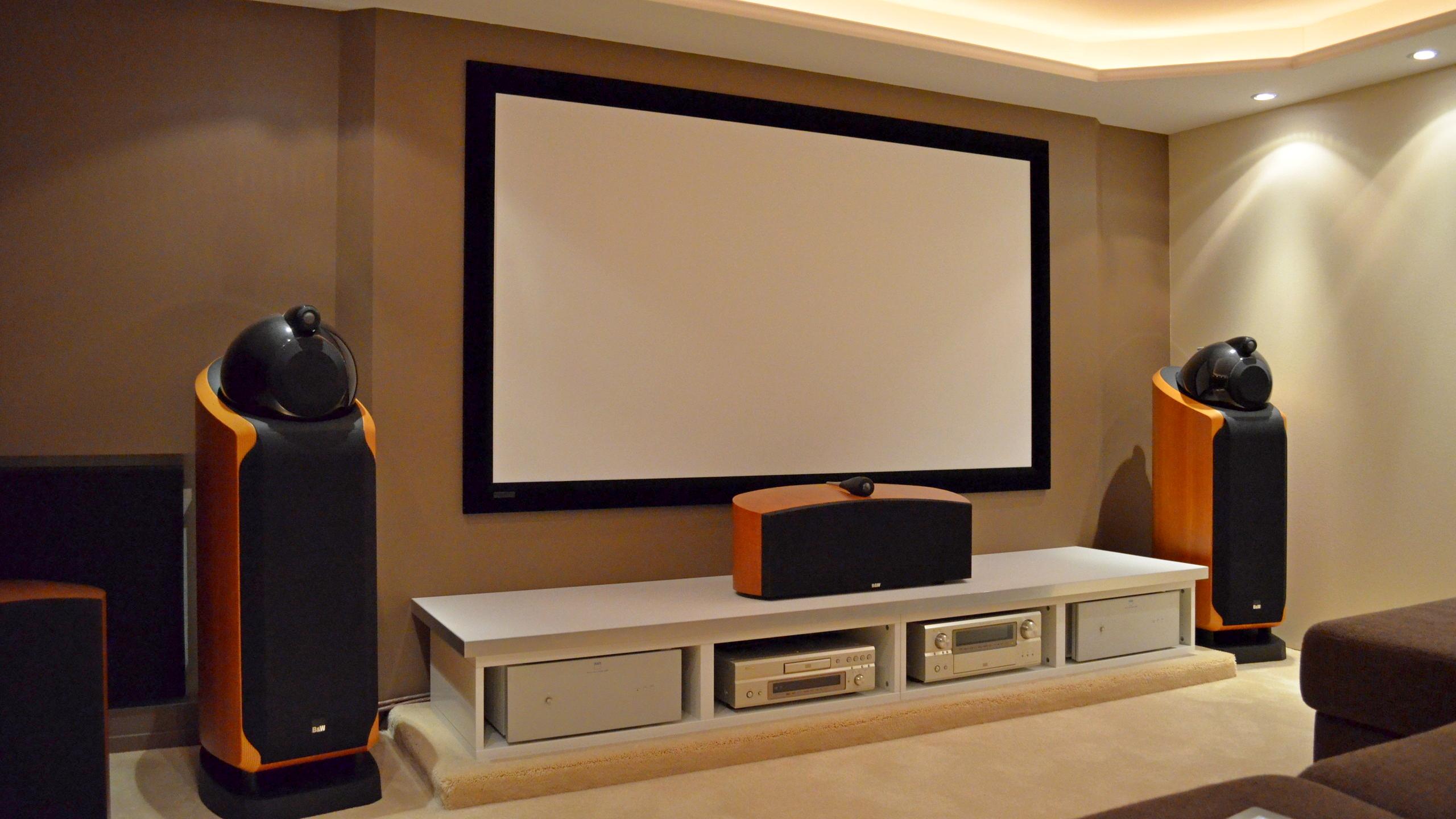 Как создать домашний кинотеатр с нуля: Лучшие проекторы, экраны и акустика для идеального звучания