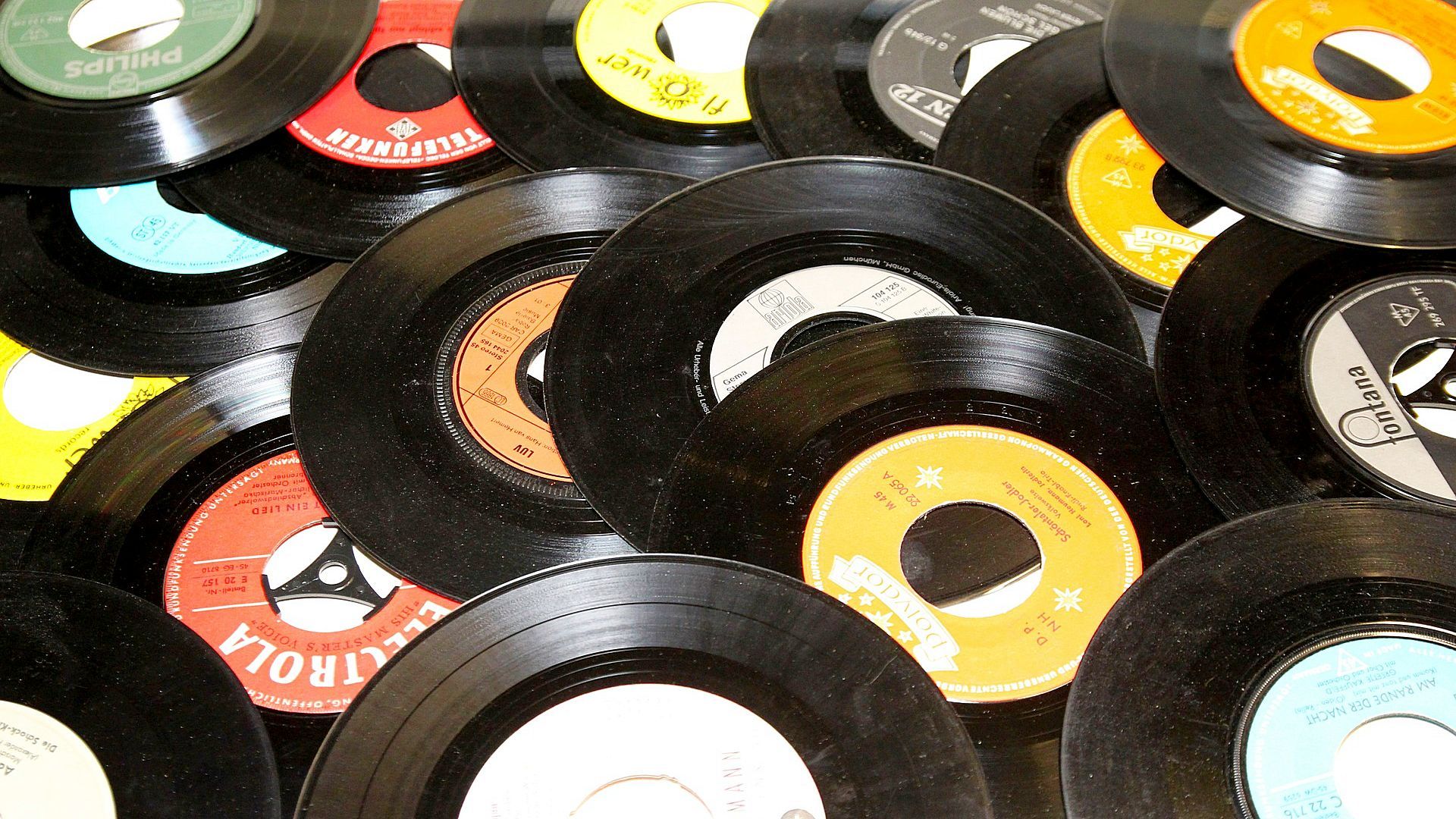 Винил против цифровых форматов: Почему виниловые пластинки лучше для настоящих ценителей музыки