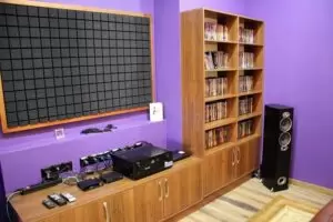 ​Проектор Optoma HD50 и комплект окружающего звука Polk модели RTi в системе Dolby Atmos® – частный кинозал в Алматы