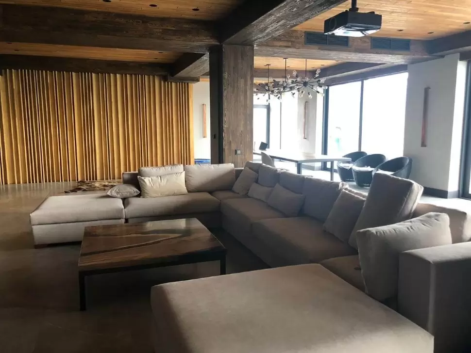 Частный кинозал на базе проектора JVC и акустики RTi от Polk Audio