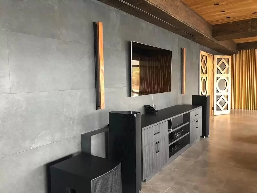 Частный кинозал на базе проектора JVC и акустики RTi от Polk Audio