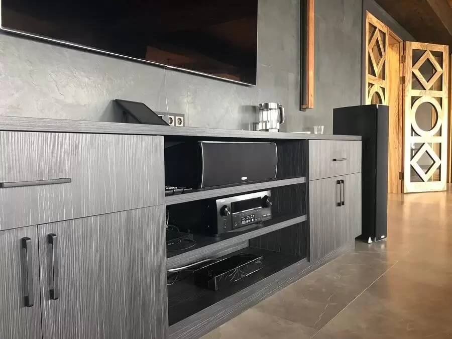 Частный кинозал на базе проектора JVC и акустики RTi от Polk Audio