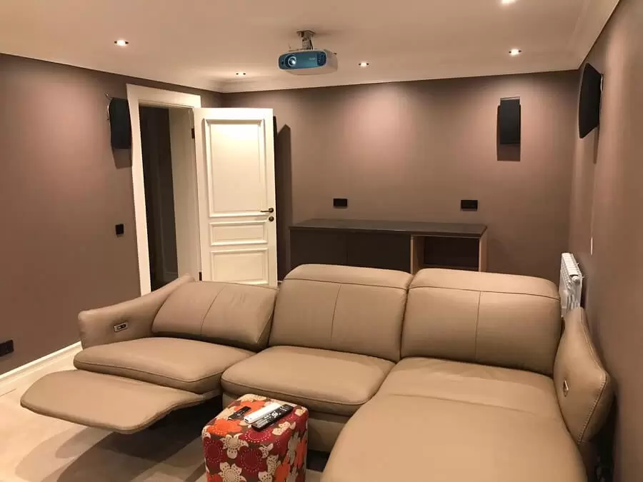 Система «звук вокруг» на настенной акустике OWM от Polk Audio в частном кинозале в г. Нур-Султан