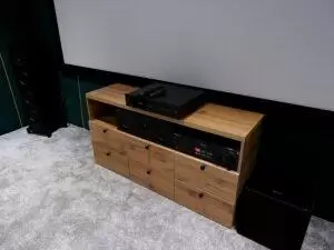 Акустика KEF и проектор JVC в домашнем кинозале в Алматы