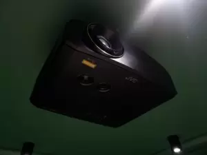 Акустика KEF и проектор JVC в домашнем кинозале в Алматы