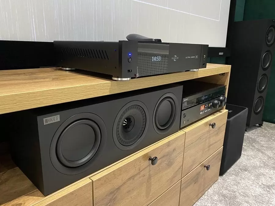 Акустика KEF и проектор JVC в домашнем кинозале в Алматы