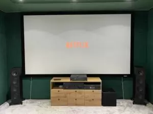 Акустика KEF и проектор JVC в домашнем кинозале в Алматы