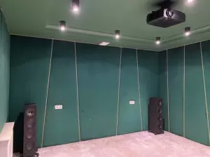 Акустика KEF и проектор JVC в домашнем кинозале в Алматы