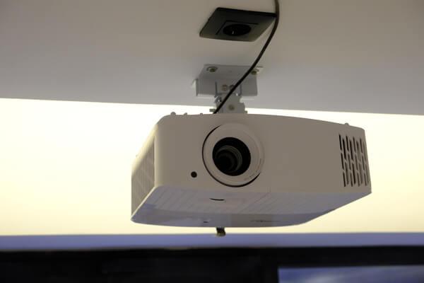 Optoma и Polk работают в «Белом» кинозале в г. Алматы