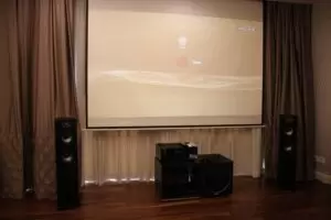 Два в одном: кинотеатр и игровая комната (Polk Audio TSx + Optoma HD25e) Два в одном: кинотеатр и игровая комната (Polk Audio TSx + Optoma HD25e)