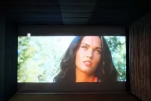 Домашнее караоке, кинозал и интерактивный гольф на базе Optoma, AUDAC и Polk Audio