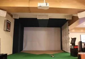 Домашнее караоке, кинозал и интерактивный гольф на базе Optoma, AUDAC и Polk Audio